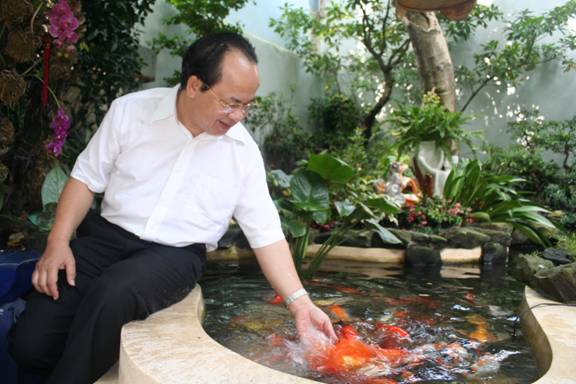 Nhà thơ Hoàng Quang Thuận vui với những chú cá nhỏ