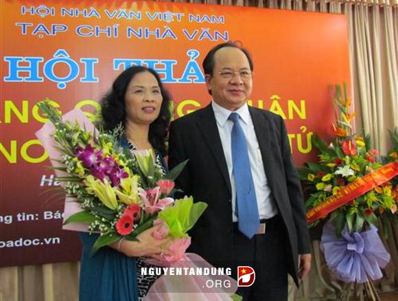 Minh Diện lôi ngay Hoàng Quang Thuận lên blog để "xẻ thịt". Trong ảnh là vợ chồng GS - TS Hoàng Quang Thuận.