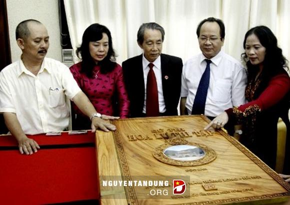Tác giả Hoàng Quang Thuận (thứ hai từ phải sang) giới thiệu về độc bản Hoa Lư thi tập