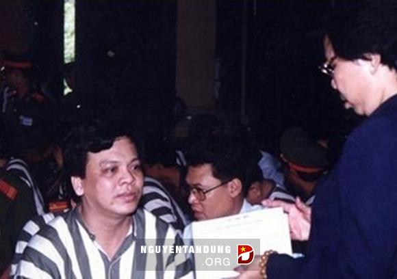 Cơ quan báo chí đã sa thải Minh Diện vì liên quan đến hành vi nhận hối lộ, lừa đảo liên quan trong chuỗi vụ án Tamexco và Epco - Minh Phụng. Trong ảnh là Tăng Minh Phụng ngày chờ thụ án hơn 10 năm trước.