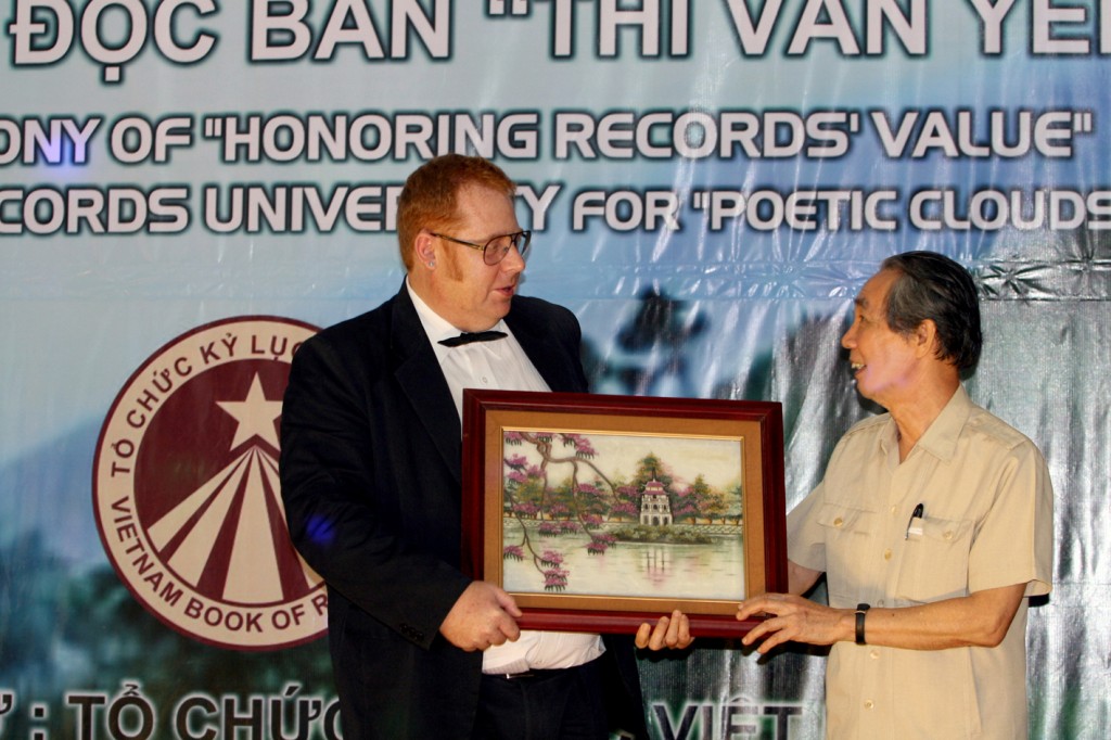 Đồng chí Trương Quang Được, nguyên Ủy viên Bộ Chính trị, nguyên Phó Chủ tịch Quốc hội tặng quà lưu niệm cho ông Thomas Bains,Hiệu trưởng Trường Đại học Kỷ lục thế giới.