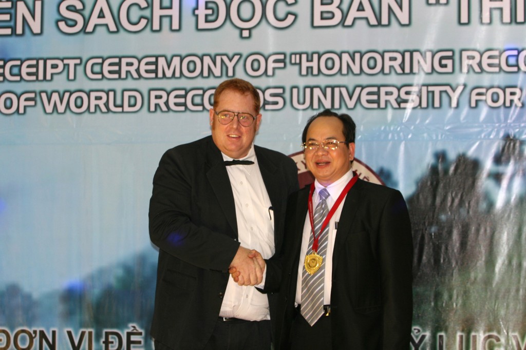 Ông Thomas Bains chúc mừng GS TS Hoàng Quang Thuận tác giả cuốn sách độc bản. 