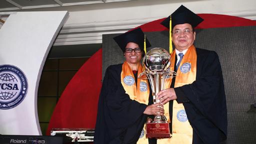 GS.VS Sunita Gandhi và GS.VS Hoàng Quang Thuận nhận cúp biểu tượng Viện Hàn lâm Khoa học Sáng tạo Thế giới