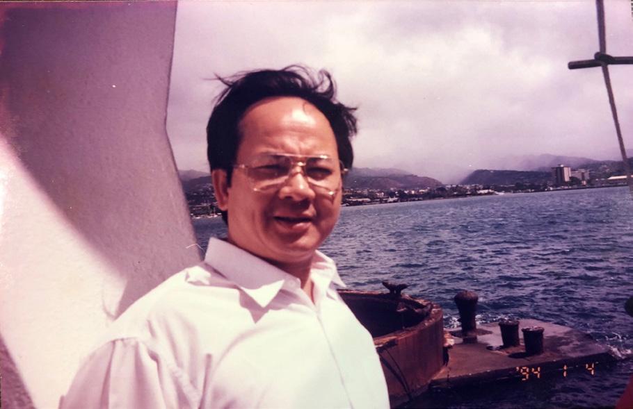 GS.VS Hoàng Quang Thuận tại biển Honolulu, Hawaii năm 1994