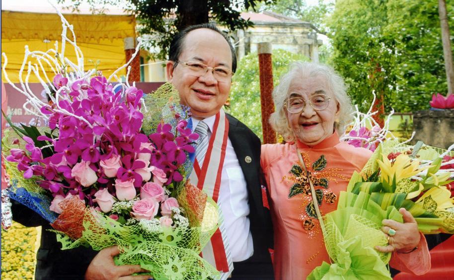 GS.VS Hoàng Quang Thuận và Thân mẫu Nguyễn Thị Kim Yến 95 tuổi trong buổi lễ đón nhận kỷ lục Thế giới, ngày 5.5.2016 tại Hoàng Thành Thăng Long Hà Nội - Di sản Văn hóa Thế giới được UNESCO công nhận