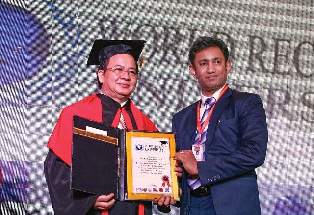 Hội đồng GS: Ngài Chủ tịch Biswaroop Roy Chowdhury trao bằng công nhận GS.VS Hoàng Quang Thuận là thành viên Hội đồng Giáo sư kiêm Hội đồng Cố vấn của Đại học Kỷ lục Thế giới WRU