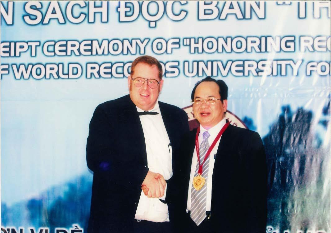 Ông Thomas Richard William Bain - Phó Chủ tịch Liên minh Kỷ lục Thế giới và GS.VS Hoàng Quang Thuận tại Lễ đón nhận Kỷ lục Thế giới tại núi Yên Tử cho cuốn sách Độc bản “Thi Vân Yên Tử”