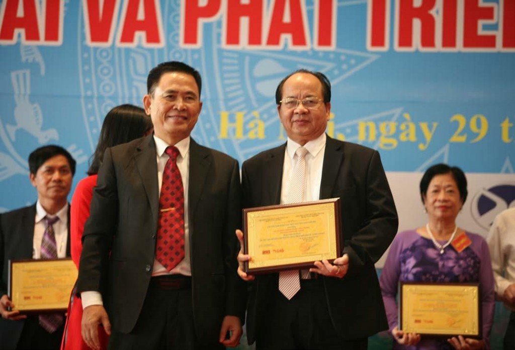 GS.VS Hoàng Quang Thuận nhận bảng vàng ghi danh “Trí thức tiêu biểu đóng góp tích cực cho sự phát triển Kinh tế – Xã hội” năm 2018