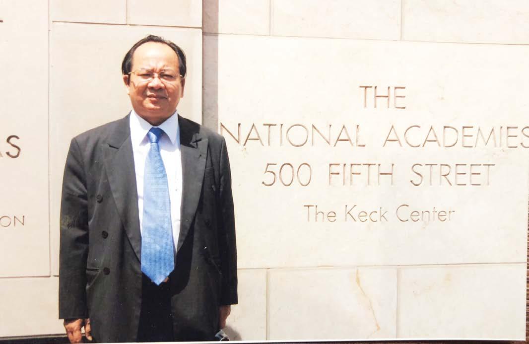 GS.VS Hoàng Quang Thuận tại Viện Hàn lâm Khoa học Quốc gia Hoa Kỳ năm 2000