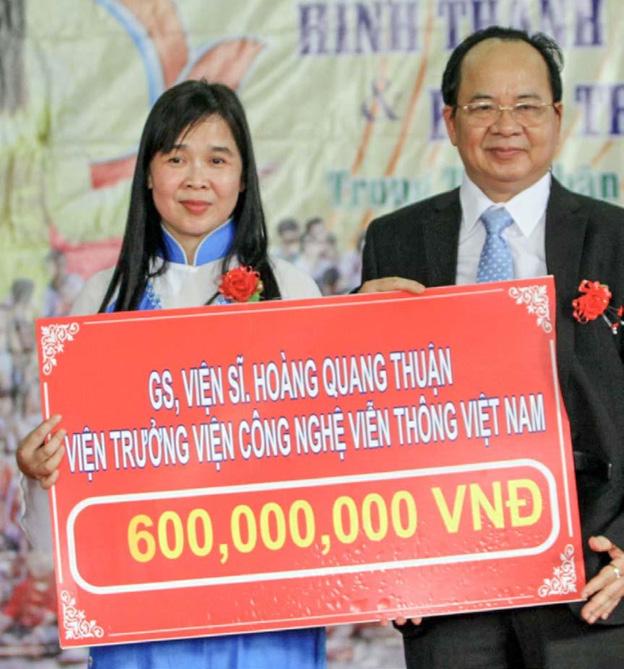GS.VS Hoàng Quang Thuận tặng 600.000.000 VNĐ cho Trung tâm Nhân đạo Quê Hương