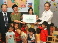 GS.TS Hoàng Quang Thuận thăm và tặng quà trung tâm nhân đạo Quê Hương