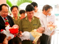 GS Hoàng Quang Thuận đến thăm Trung tâm nhân đạo Quê Hương