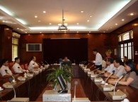 Trao tặng Bằng khen của Chủ tịch Viện KHCNVN cho ông Hoàng Quang Thuận
